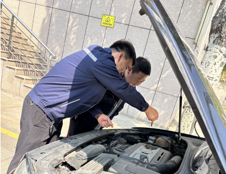 师徒携手逐赛场 匠心传承绽光芒——公务车技能比武大赛有感